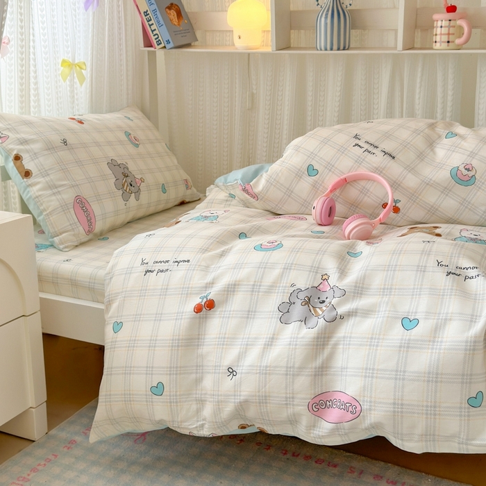 91家纺网 家纺一手货源 找家纺 曼之夏 2025新款全棉纯棉印花学生宿舍上下铺三件套 樱桃熊仔