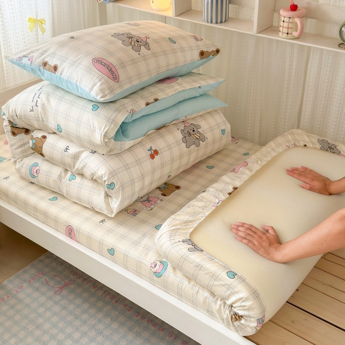 91家纺网 家纺一手货源 找家纺 曼之夏 2025新款全棉纯棉印花学生宿舍上下铺三件套 樱桃熊仔