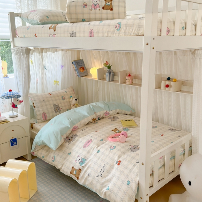 91家纺网 家纺一手货源 找家纺 曼之夏 2025新款全棉纯棉印花学生宿舍上下铺三件套 樱桃熊仔