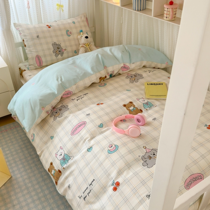 91家纺网 家纺一手货源 找家纺 曼之夏 2025新款全棉纯棉印花学生宿舍上下铺三件套 樱桃熊仔