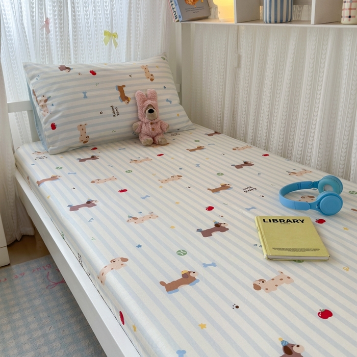 91家纺网 家纺一手货源 找家纺 曼之夏 2025新款全棉纯棉印花学生宿舍上下铺单床笠床笠单件单品床笠 椰奶小腊肠