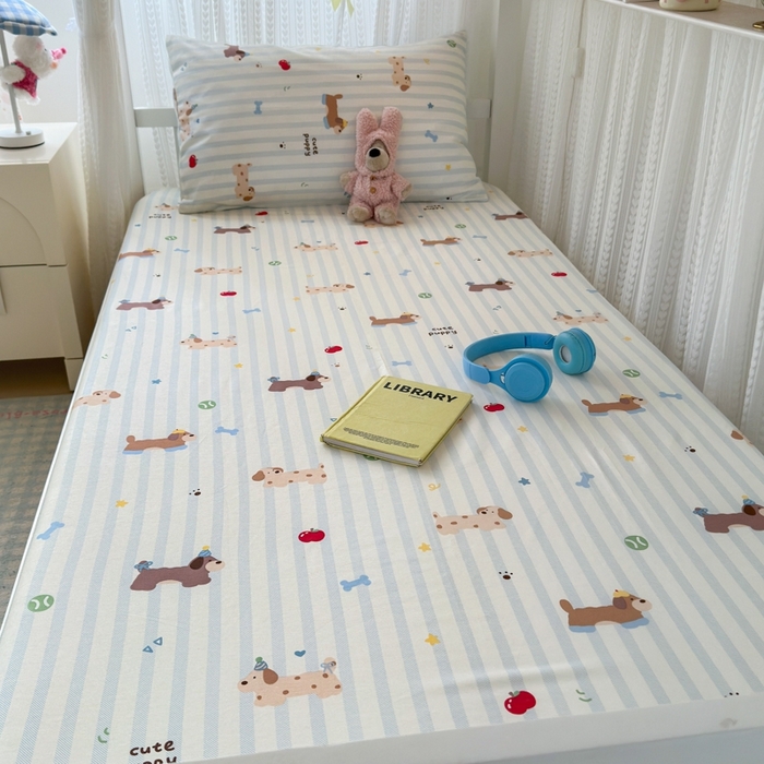 91家纺网 家纺一手货源 找家纺 曼之夏 2025新款全棉纯棉印花学生宿舍上下铺单床笠床笠单件单品床笠 椰奶小腊肠