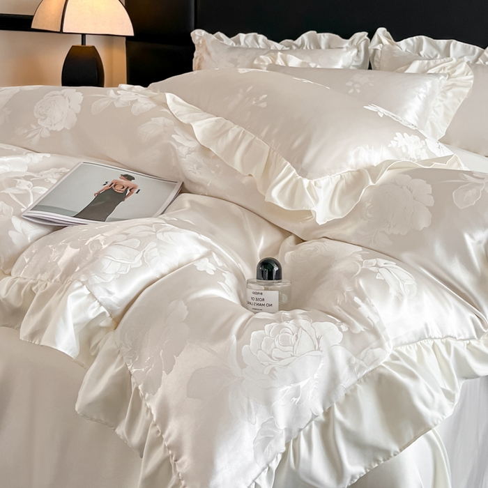 91家纺网 家纺一手货源 找家纺 千希家纺 2025春夏新款亮丝贡缎提花花边款四件套-专版花蝶系列 专版花蝶-珍珠白