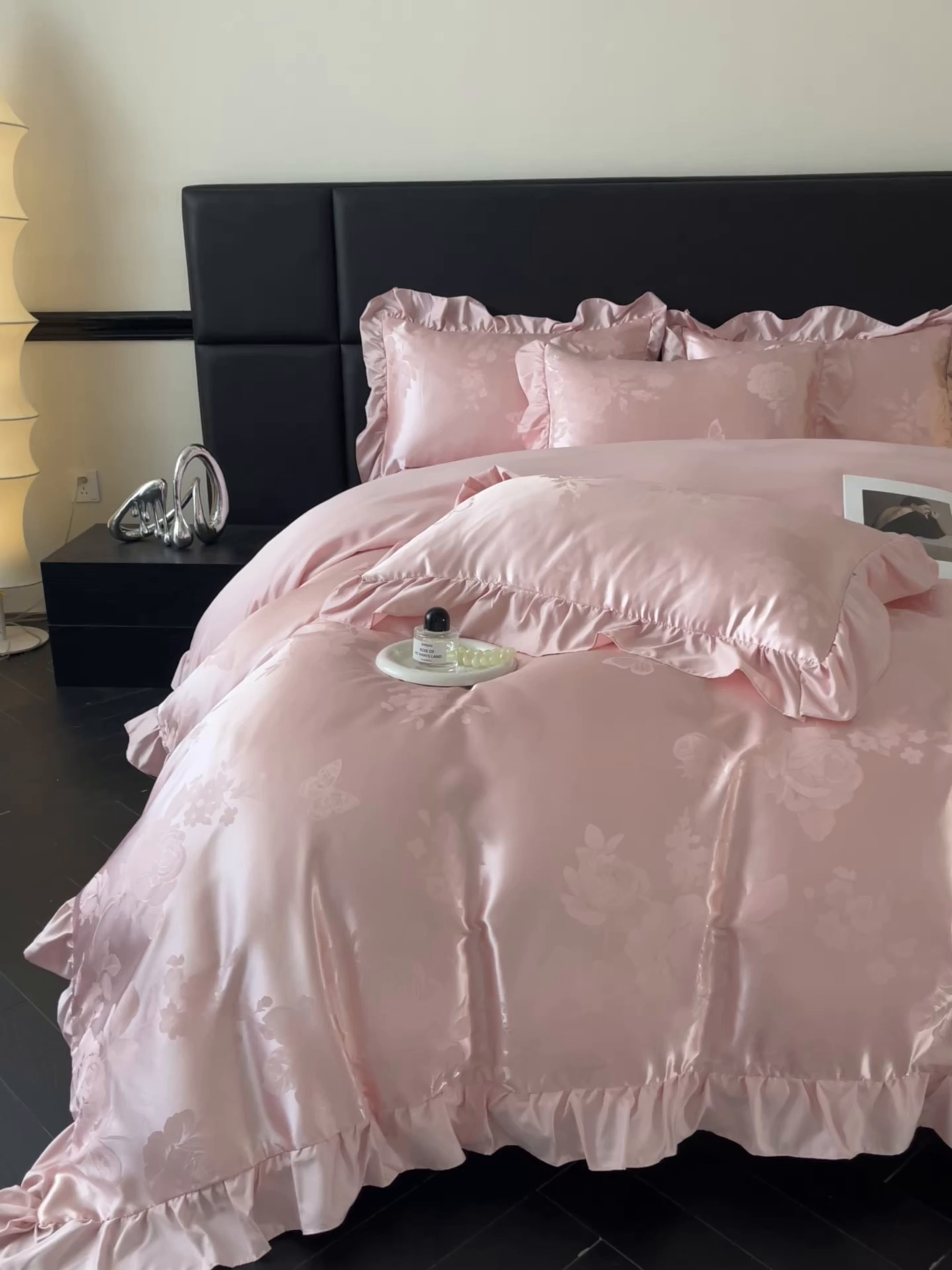 91家纺网 家纺一手货源 找家纺 千希家纺 2025春夏新款亮丝贡缎提花花边款四件套-专版花蝶系列 专版花蝶-暮光粉