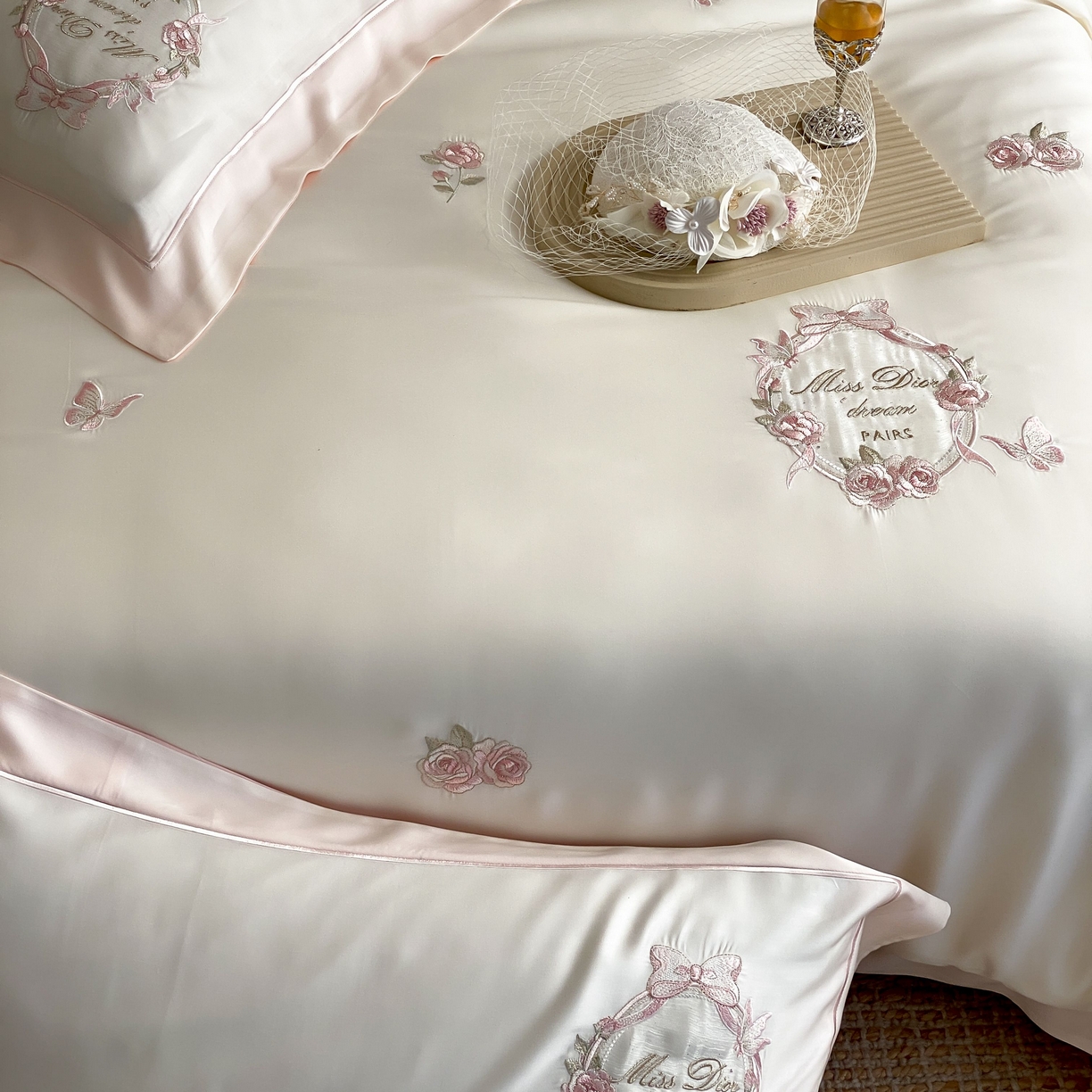 91家纺网 家纺一手货源 找家纺 佳汐蓝家纺 2025春夏新款60S兰精天丝四件套-花香蝶韵 水晶粉