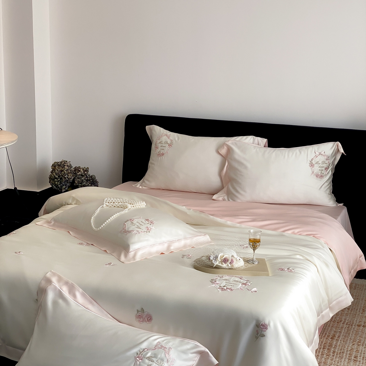 91家纺网 家纺一手货源 找家纺 佳汐蓝家纺 2025春夏新款60S兰精天丝四件套-花香蝶韵 水晶粉