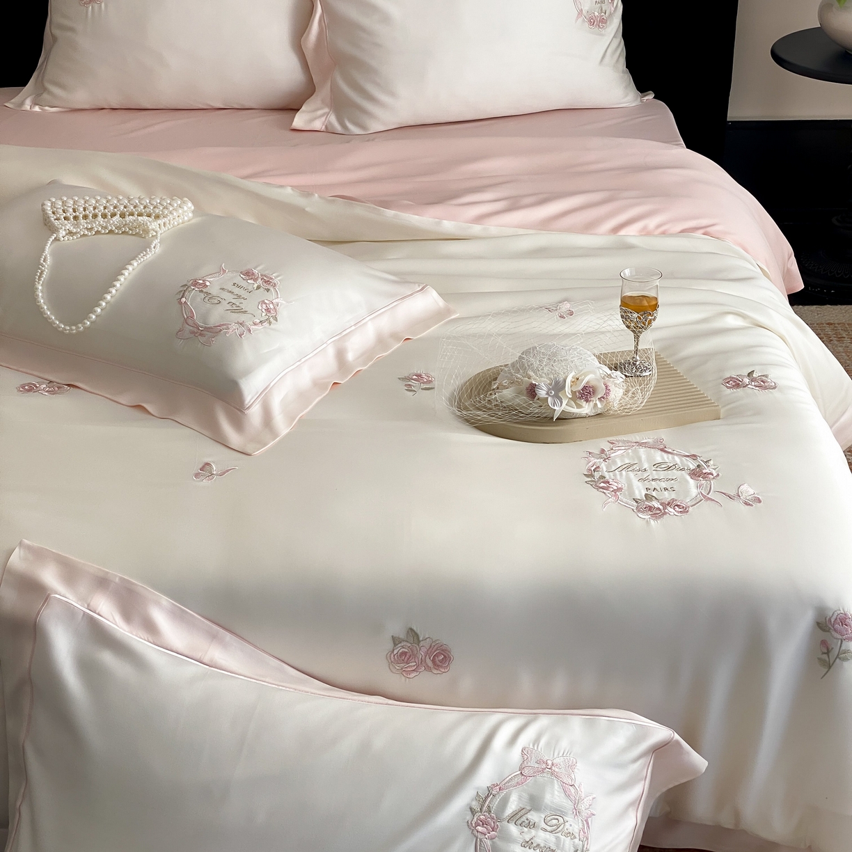 91家纺网 家纺一手货源 找家纺 佳汐蓝家纺 2025春夏新款60S兰精天丝四件套-花香蝶韵 水晶粉