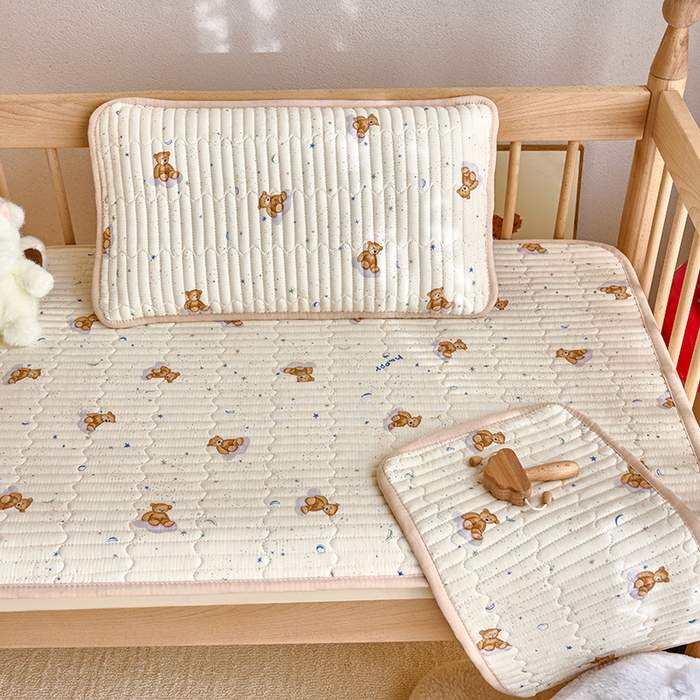 91家纺网 家纺一手货源 找家纺 X猫先生 2025新款全棉双层纱婴幼儿童床盖夹棉床单睡垫薄床垫子母婴级 晚安小熊