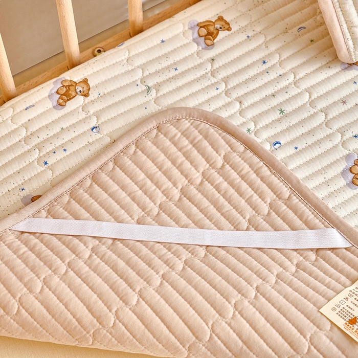 91家纺网 家纺一手货源 找家纺 X猫先生 2025新款全棉双层纱婴幼儿童床盖夹棉床单睡垫薄床垫子母婴级 晚安小熊