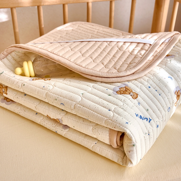 91家纺网 家纺一手货源 找家纺 X猫先生 2025新款全棉双层纱婴幼儿童床盖夹棉床单睡垫薄床垫子母婴级 晚安小熊