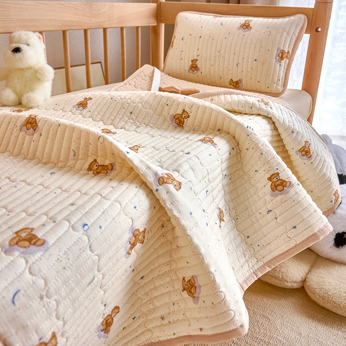 91家纺网 家纺一手货源 找家纺 X猫先生 2025新款全棉双层纱婴幼儿童床盖夹棉床单睡垫薄床垫子母婴级 晚安小熊