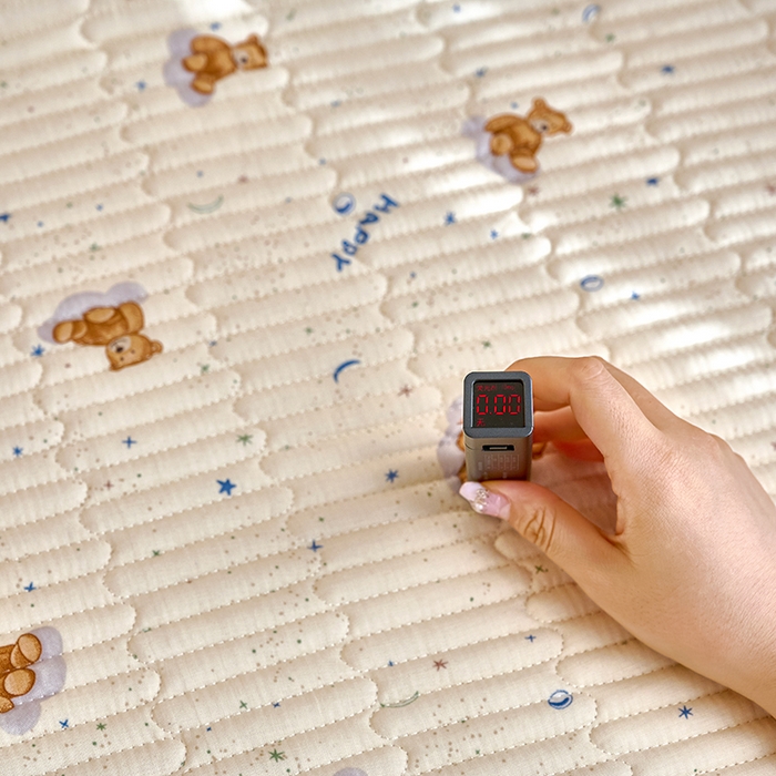 91家纺网 家纺一手货源 找家纺 X猫先生 2025新款全棉双层纱婴幼儿童床盖夹棉床单睡垫薄床垫子母婴级 晚安小熊