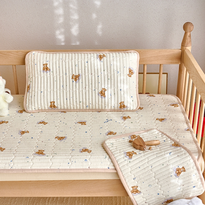 91家纺网 家纺一手货源 找家纺 X猫先生 2025新款全棉双层纱婴幼儿童床盖夹棉床单睡垫薄床垫子母婴级 晚安小熊