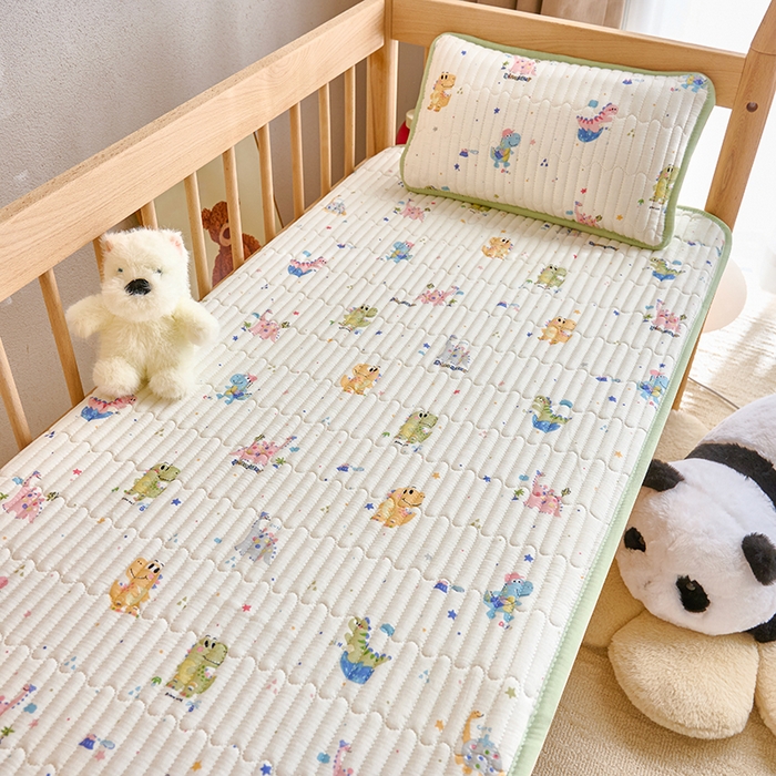 91家纺网 家纺一手货源 找家纺 X猫先生 2025新款全棉双层纱婴幼儿童床盖夹棉床单睡垫薄床垫子母婴级 冒险侏罗纪