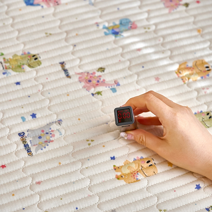 91家纺网 家纺一手货源 找家纺 X猫先生 2025新款全棉双层纱婴幼儿童床盖夹棉床单睡垫薄床垫子母婴级 冒险侏罗纪