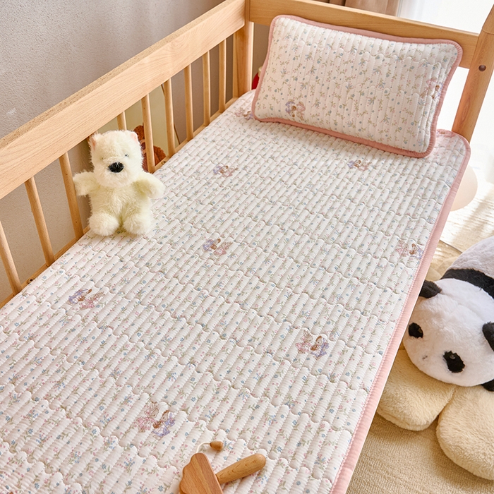 91家纺网 家纺一手货源 找家纺 X猫先生 2025新款全棉双层纱婴幼儿童床盖夹棉床单睡垫薄床垫子母婴级 田园兔