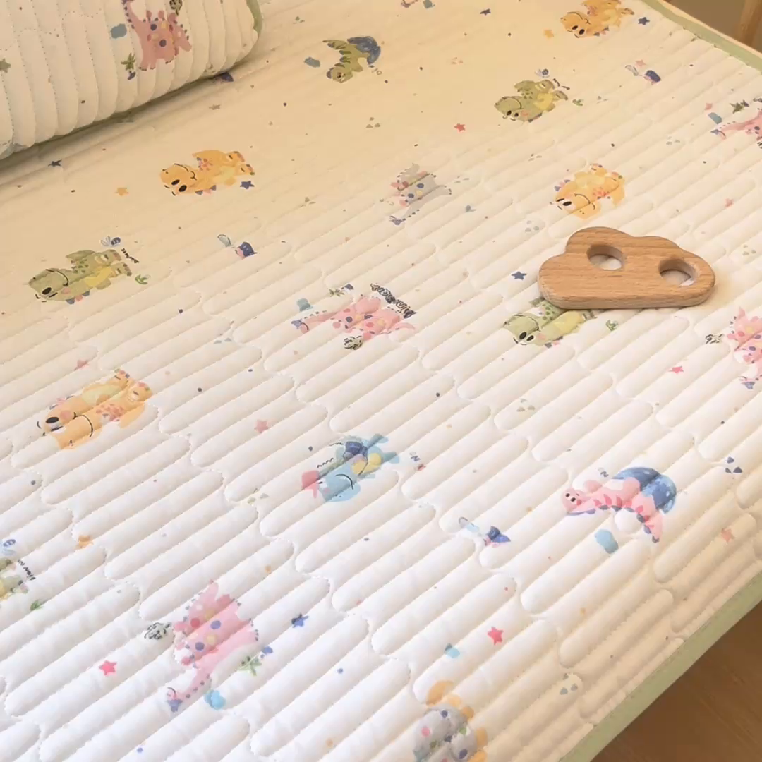 91家纺网 家纺一手货源 找家纺 X猫先生 2025新款全棉双层纱婴幼儿童床盖夹棉床单睡垫薄床垫子母婴级 冒险侏罗纪