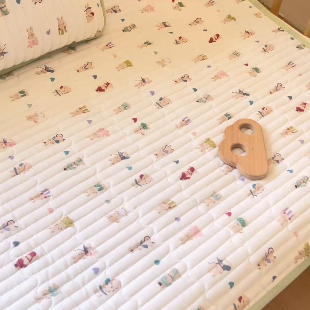 91家纺网 家纺一手货源 找家纺 X猫先生 2025新款全棉双层纱婴幼儿童床盖夹棉床单睡垫薄床垫子母婴级 甜心兔乐园