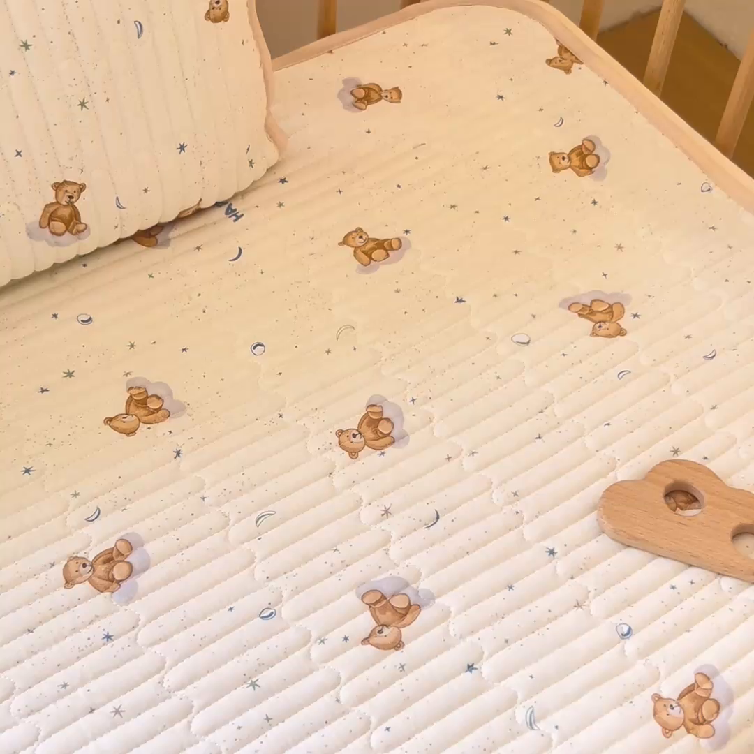 91家纺网 家纺一手货源 找家纺 X猫先生 2025新款全棉双层纱婴幼儿童床盖夹棉床单睡垫薄床垫子母婴级 晚安小熊