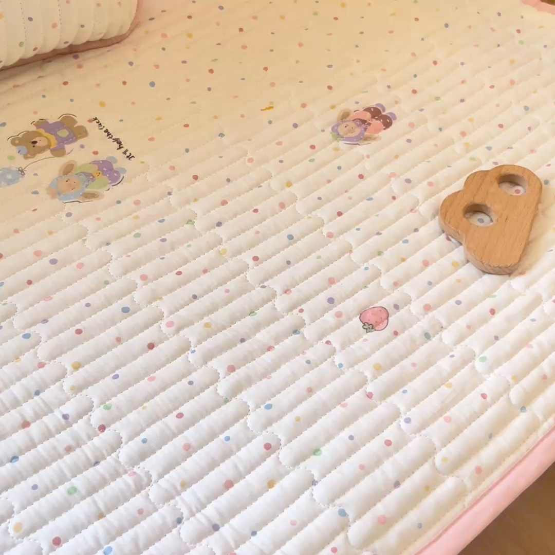 91家纺网 家纺一手货源 找家纺 X猫先生 2025新款全棉双层纱婴幼儿童床盖夹棉床单睡垫薄床垫子母婴级 幸运小伙伴