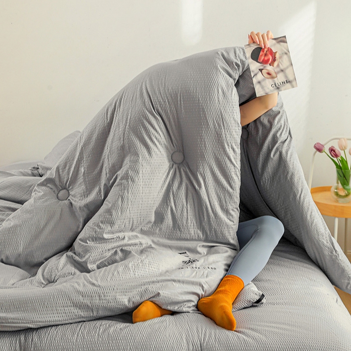 91家纺网 家纺一手货源 找家纺 美尔惠家纺 2025新款泡泡纱无染超柔亲肤被芯冬被四季被被子被芯 无染-浅灰