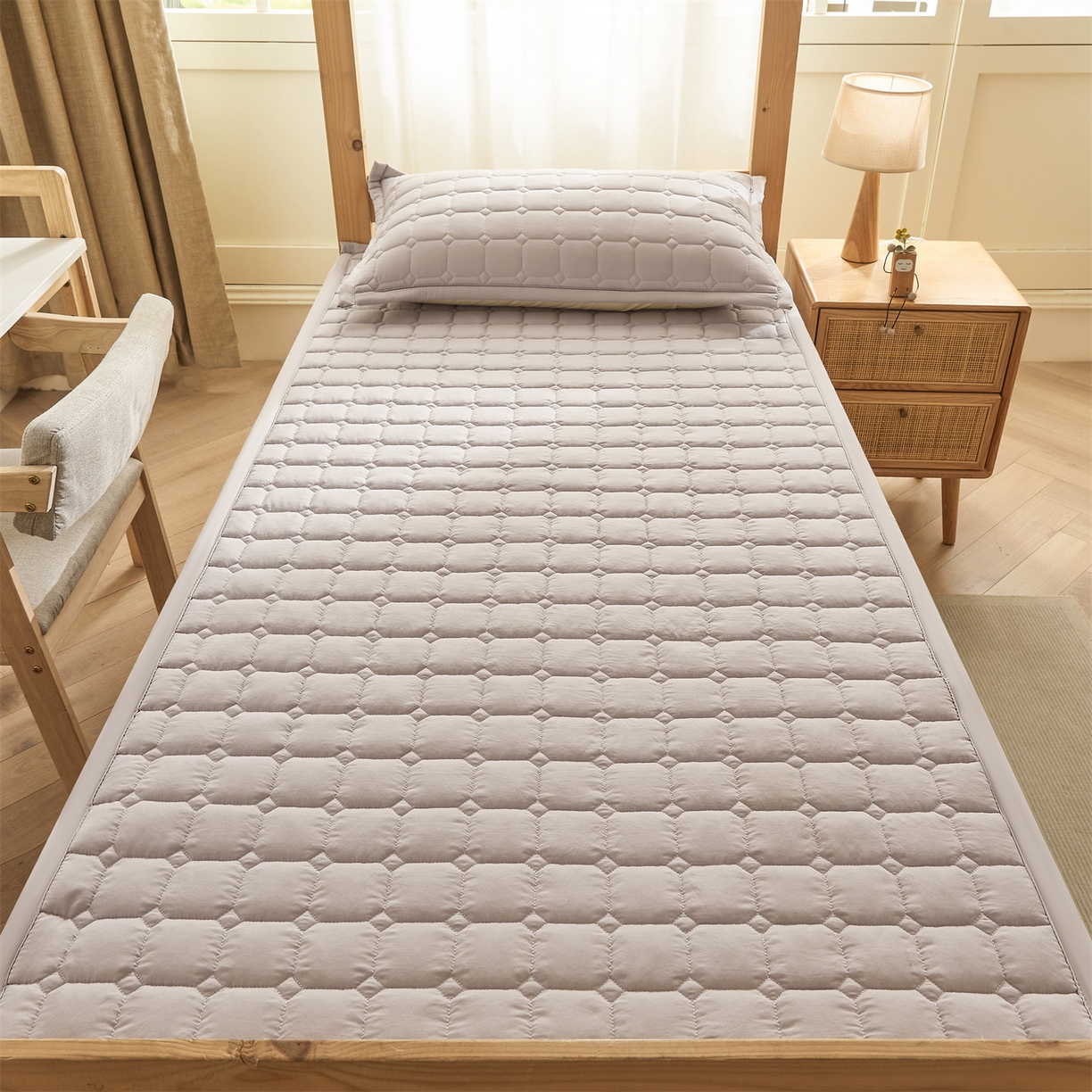 91家纺网 家纺一手货源 找家纺 恒爱家纺 2025新款学生季糯糯棉纯色床护垫 灰