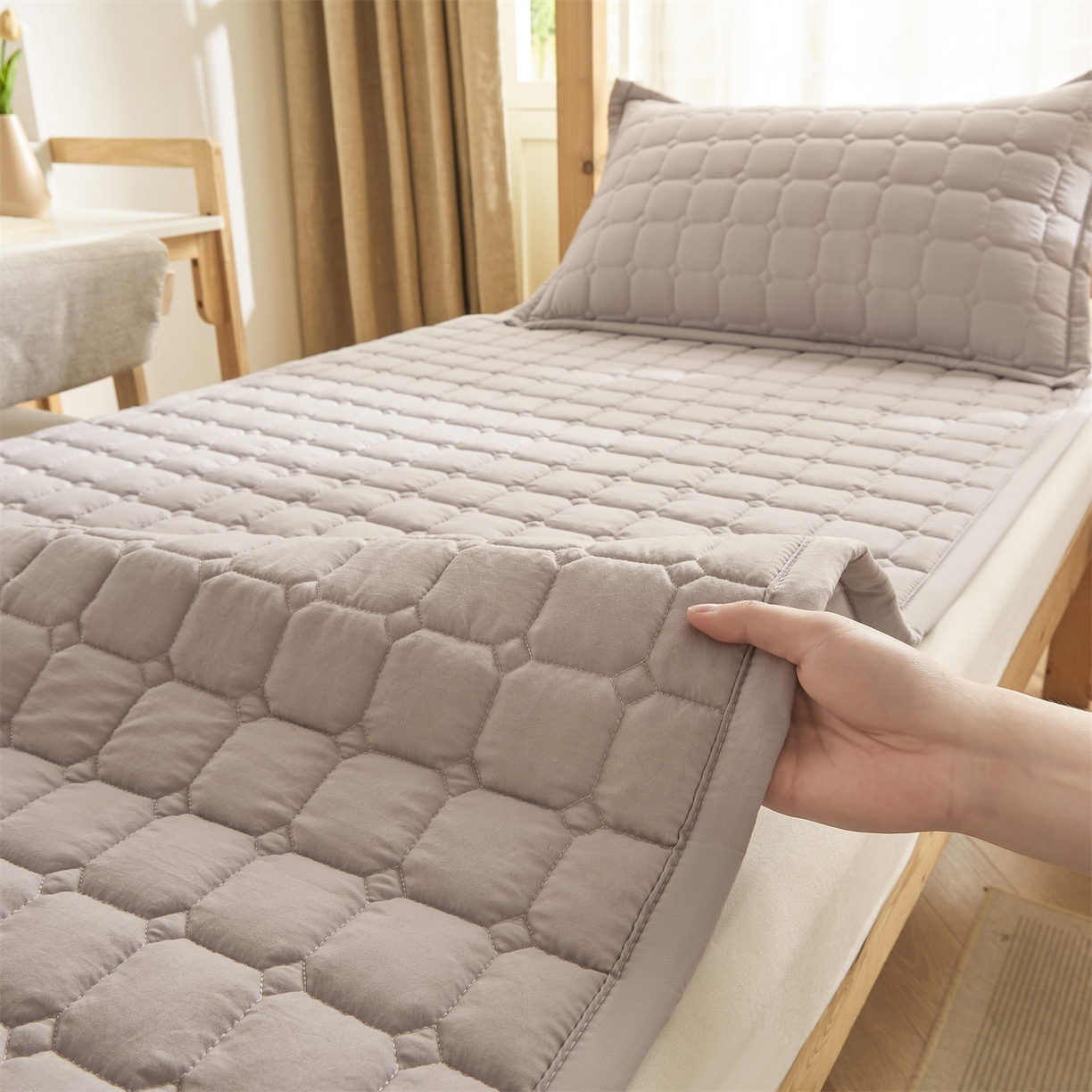 91家纺网 家纺一手货源 找家纺 恒爱家纺 2025新款学生季糯糯棉纯色床护垫 灰