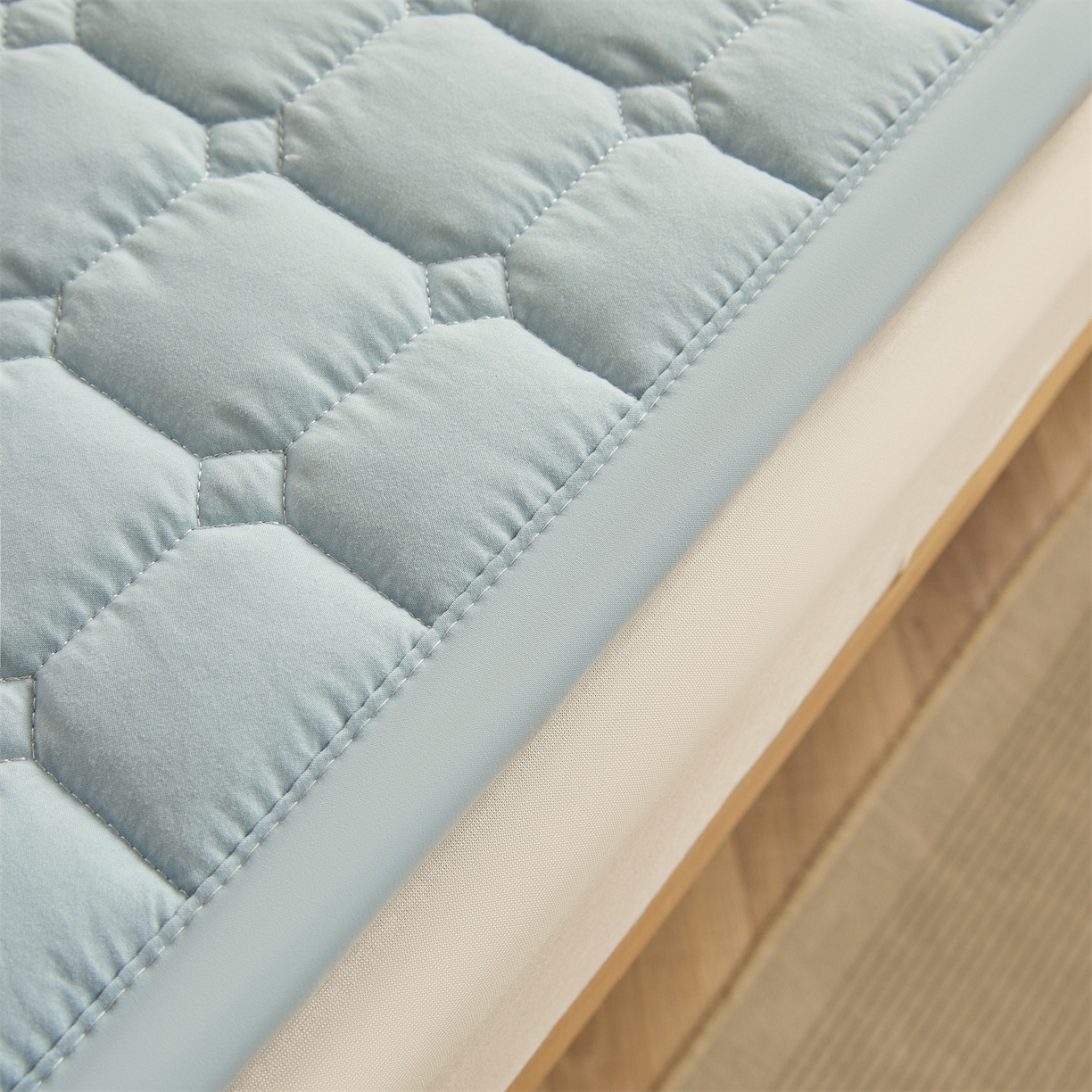 91家纺网 家纺一手货源 找家纺 恒爱家纺 2025新款学生季糯糯棉纯色床护垫 蓝