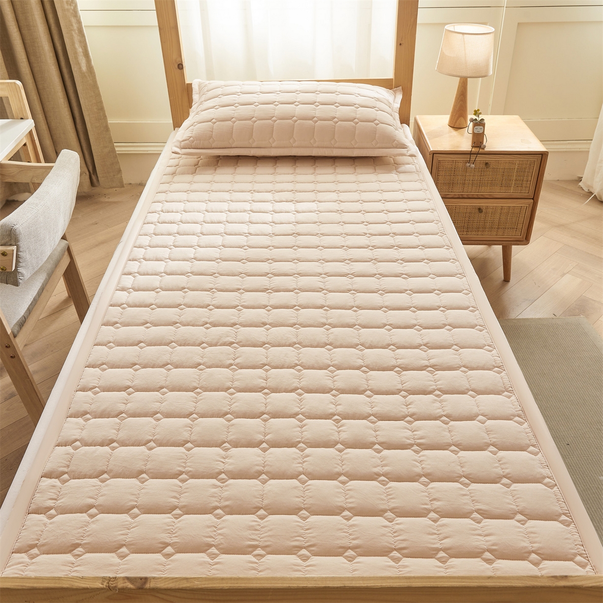 91家纺网 家纺一手货源 找家纺 恒爱家纺 2025新款学生季糯糯棉纯色床护垫 奶油咖