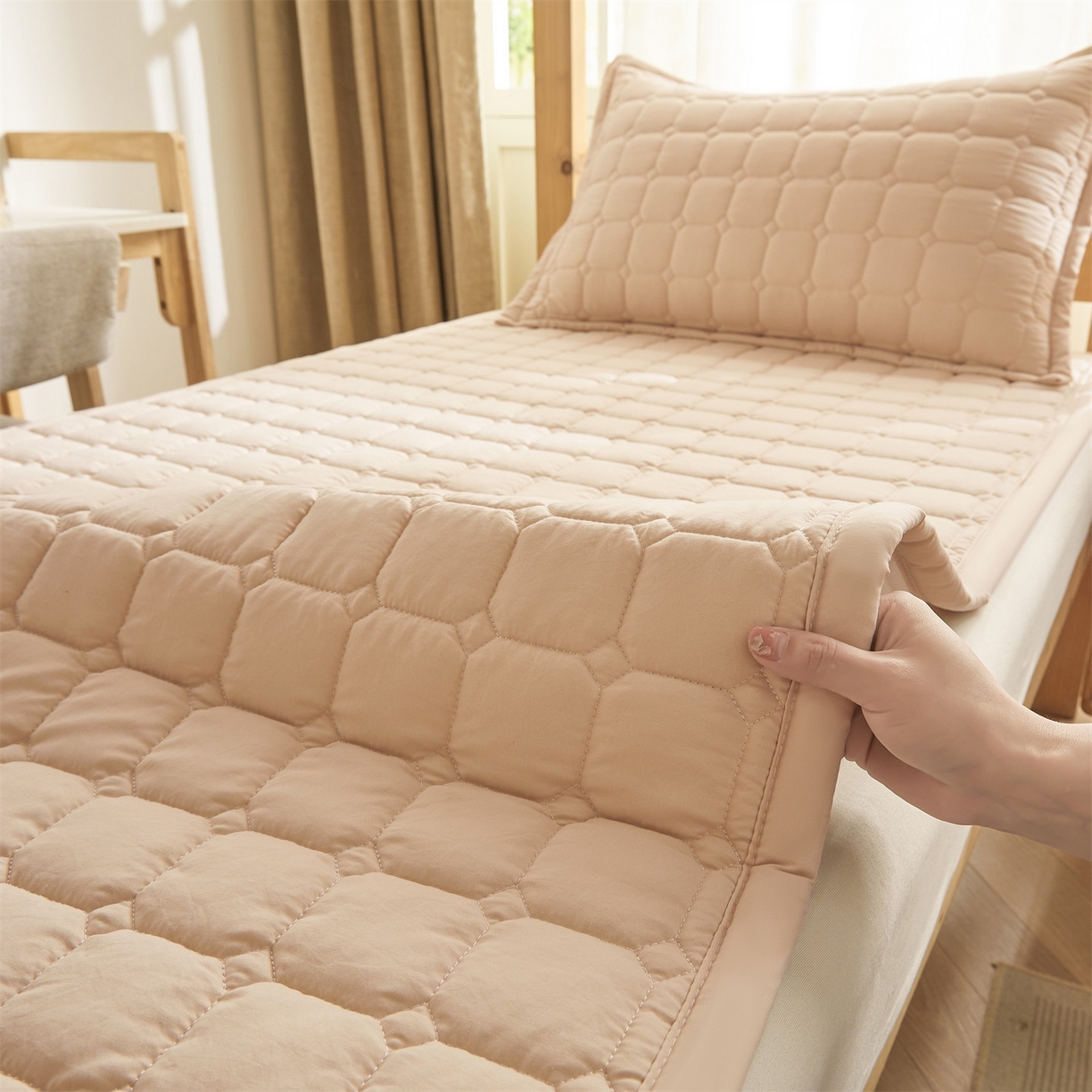 91家纺网 家纺一手货源 找家纺 恒爱家纺 2025新款学生季糯糯棉纯色床护垫 奶油咖