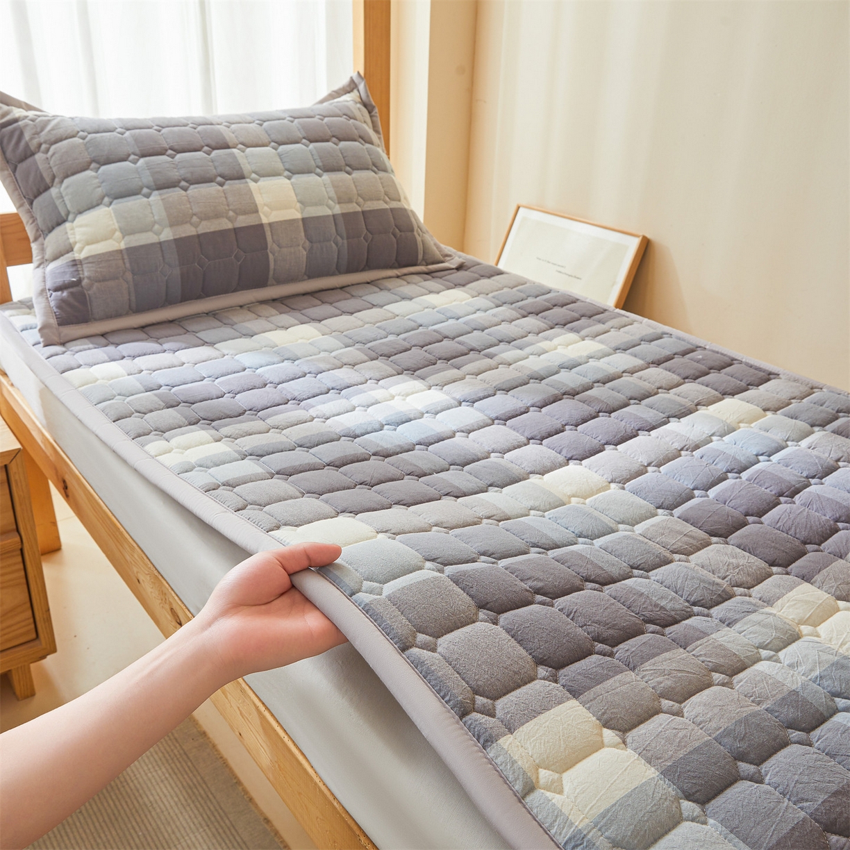 91家纺网 家纺一手货源 找家纺 （总）恒爱家纺 2025新款全棉印花格子床垫