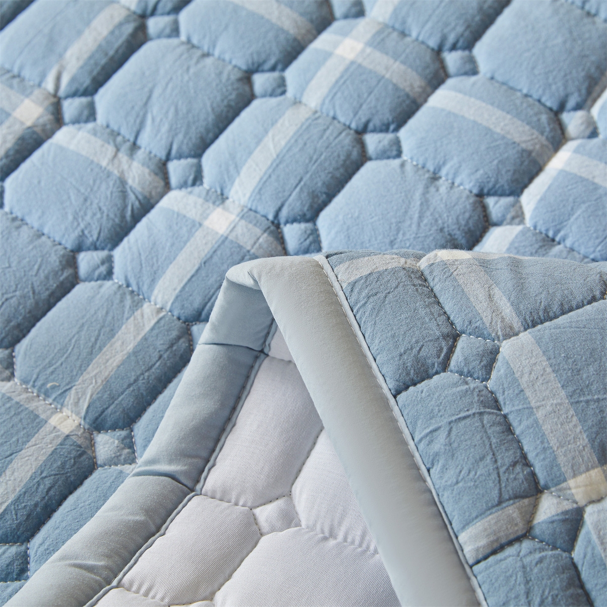 91家纺网 家纺一手货源 找家纺 恒爱家纺 2025新款全棉印花格子床垫 蓝灰中格