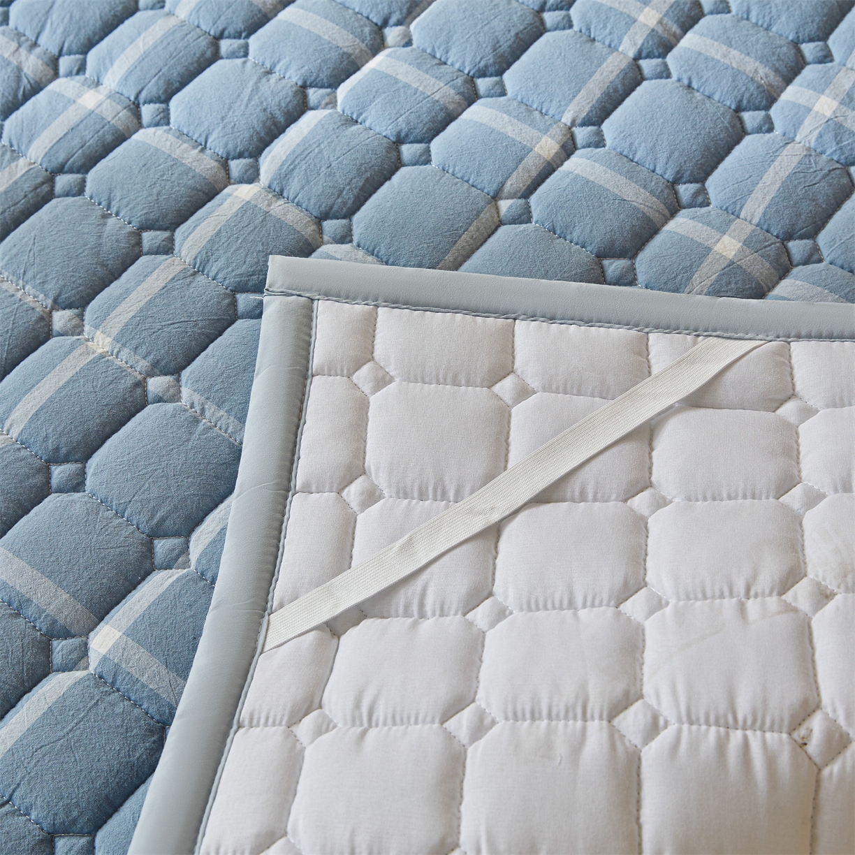 91家纺网 家纺一手货源 找家纺 恒爱家纺 2025新款全棉印花格子床垫 蓝灰中格