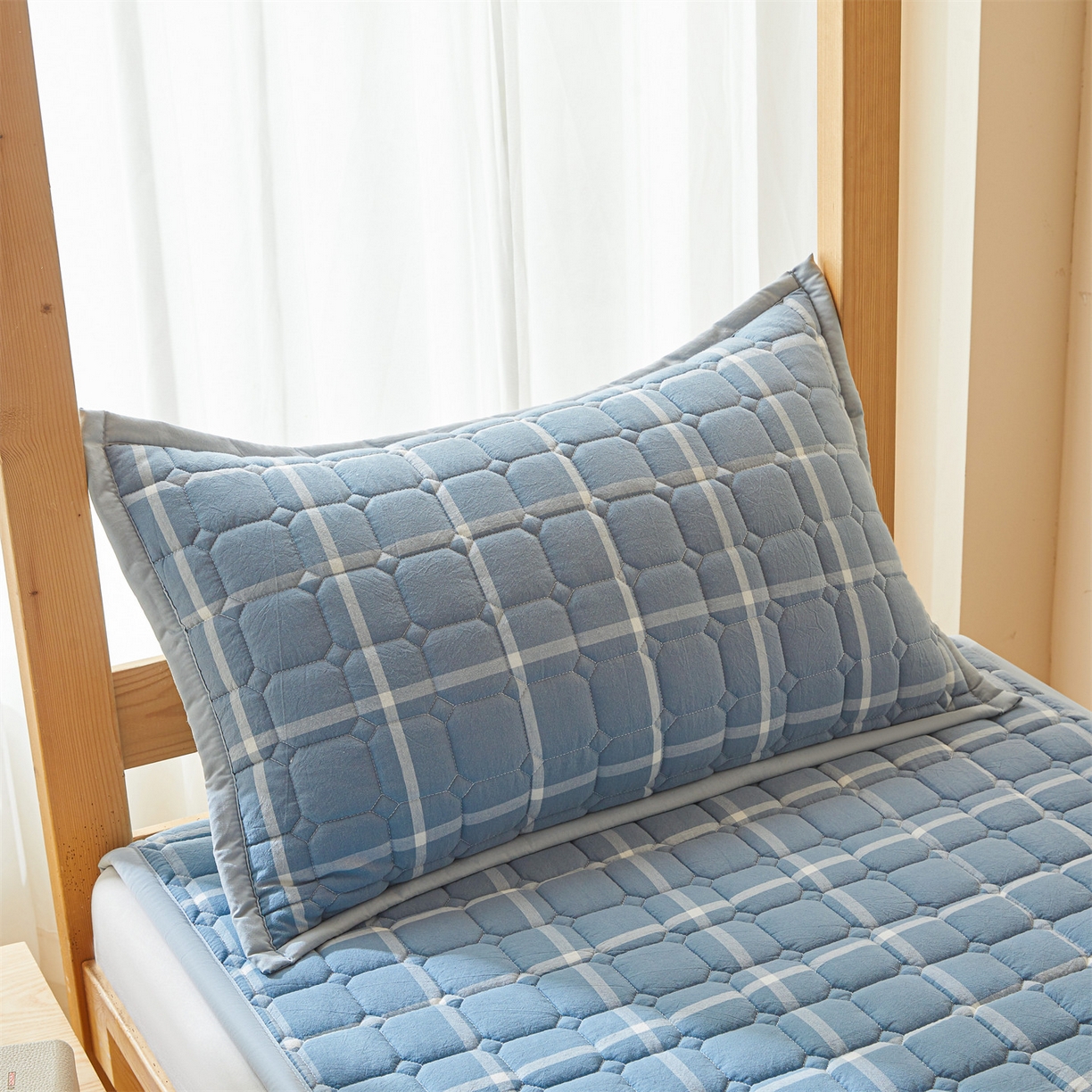 91家纺网 家纺一手货源 找家纺 恒爱家纺 2025新款全棉印花格子床垫 蓝灰中格