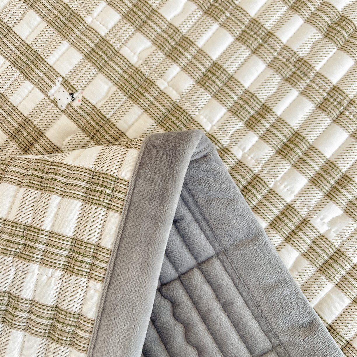 91家纺网 家纺一手货源 找家纺 恒爱家纺 2025新款学生季全棉宝宝绒双面款床护垫 斑点狗狗