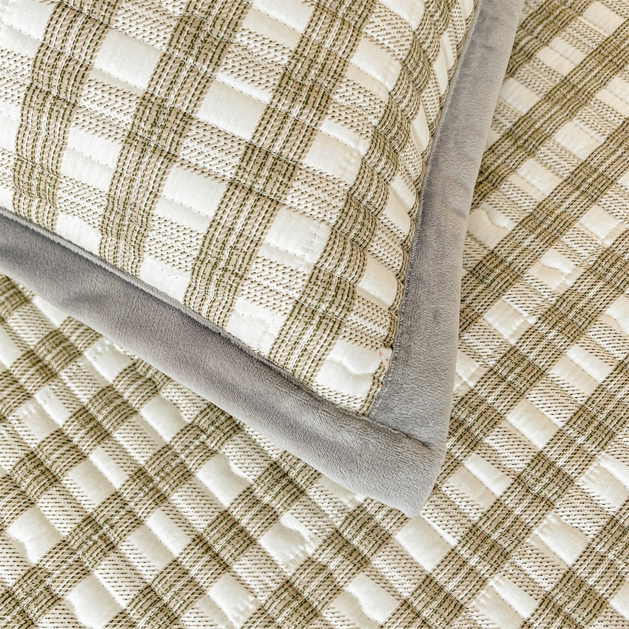 91家纺网 家纺一手货源 找家纺 恒爱家纺 2025新款学生季全棉宝宝绒双面款床护垫 斑点狗狗