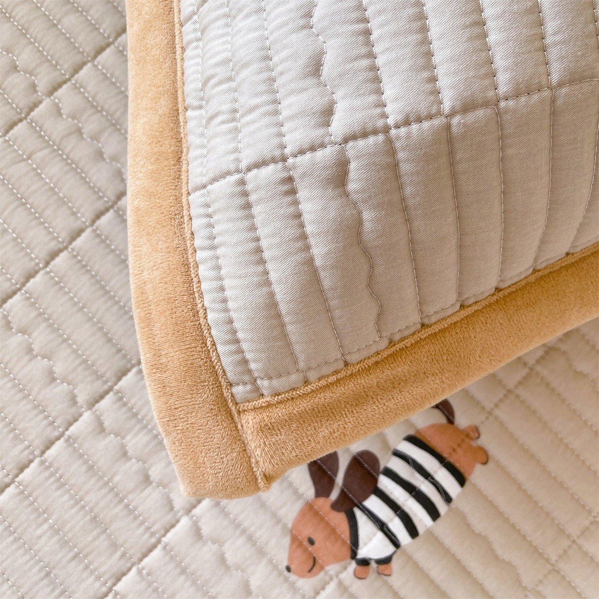 91家纺网 家纺一手货源 找家纺 恒爱家纺 2025新款学生季全棉宝宝绒双面款床护垫 斑马狗