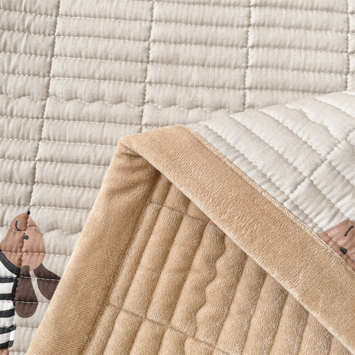 91家纺网 家纺一手货源 找家纺 恒爱家纺 2025新款学生季全棉宝宝绒双面款床护垫 斑马狗