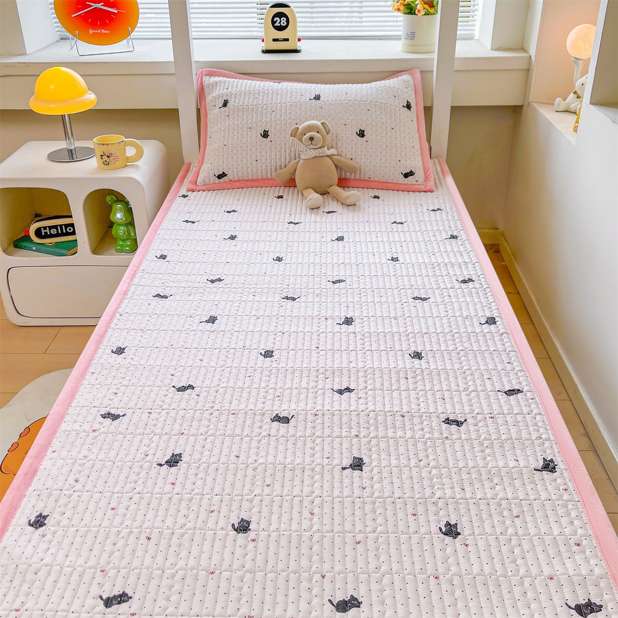 91家纺网 家纺一手货源 找家纺 恒爱家纺 2025新款学生季全棉宝宝绒双面款床护垫 波斯猫