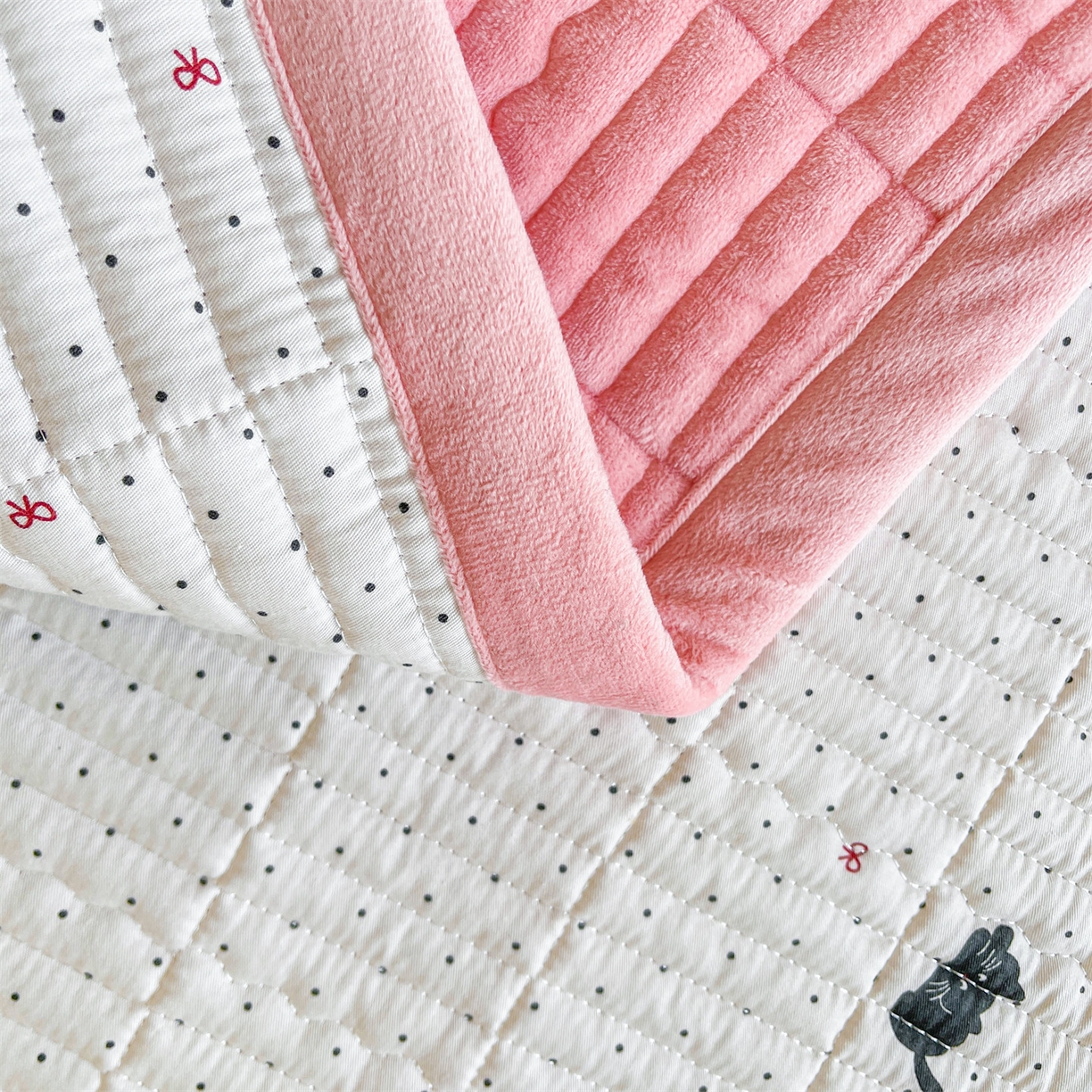 91家纺网 家纺一手货源 找家纺 恒爱家纺 2025新款学生季全棉宝宝绒双面款床护垫 波斯猫