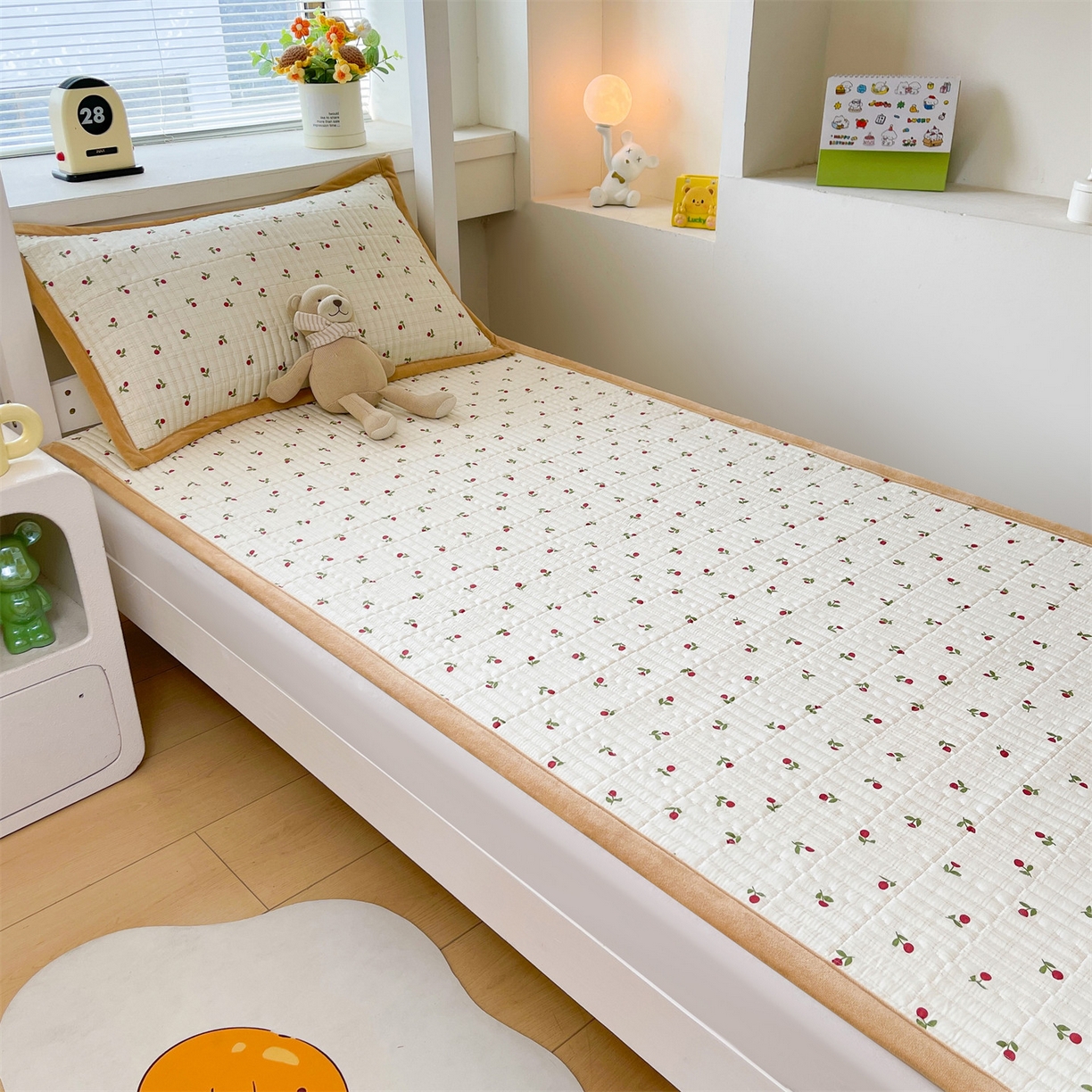 91家纺网 家纺一手货源 找家纺 恒爱家纺 2025新款学生季全棉宝宝绒双面款床护垫 大樱桃