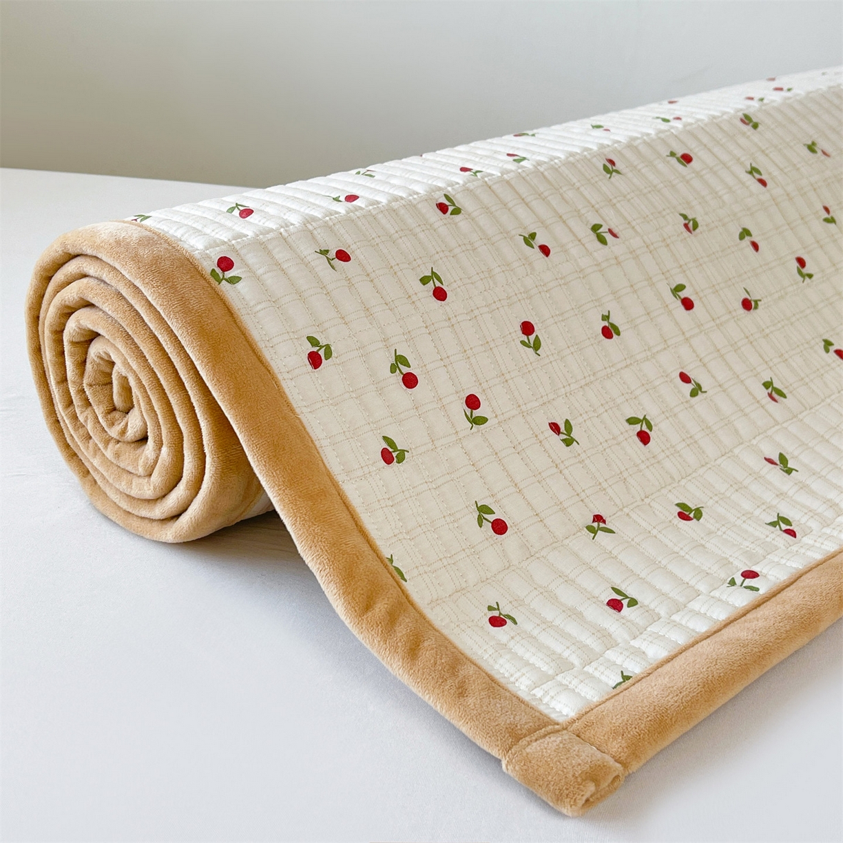 91家纺网 家纺一手货源 找家纺 恒爱家纺 2025新款学生季全棉宝宝绒双面款床护垫 大樱桃