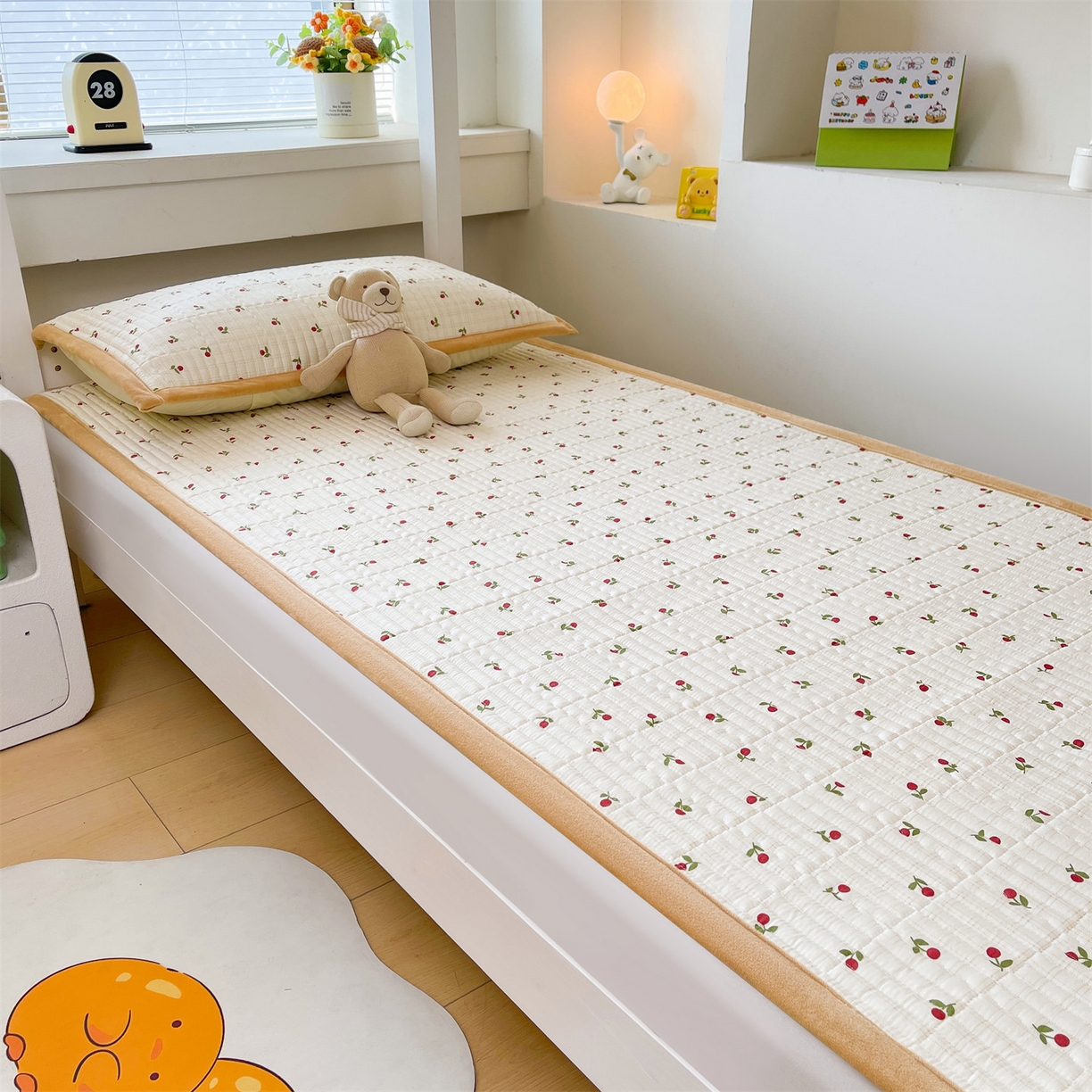 91家纺网 家纺一手货源 找家纺 恒爱家纺 2025新款学生季全棉宝宝绒双面款床护垫 大樱桃