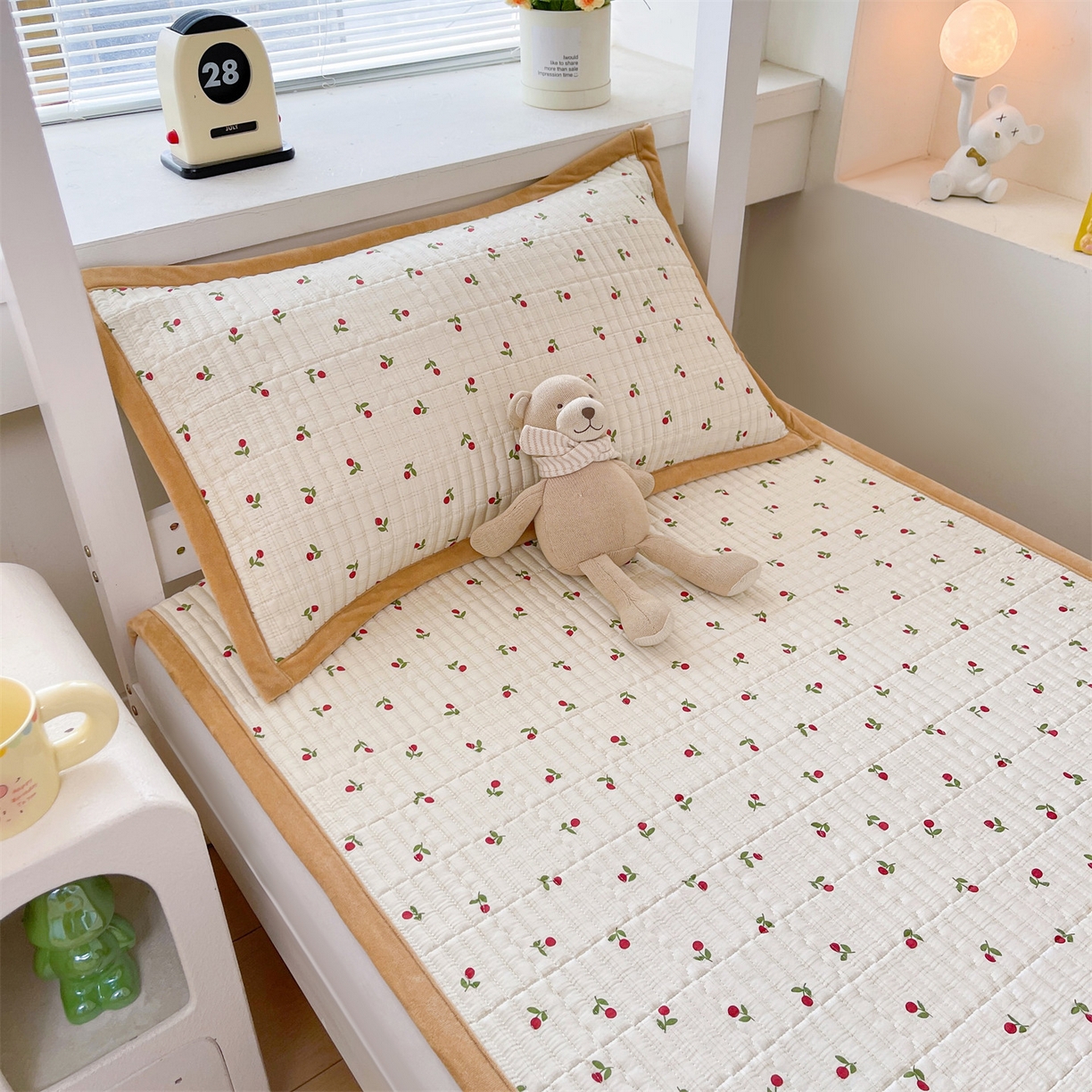 91家纺网 家纺一手货源 找家纺 恒爱家纺 2025新款学生季全棉宝宝绒双面款床护垫 大樱桃