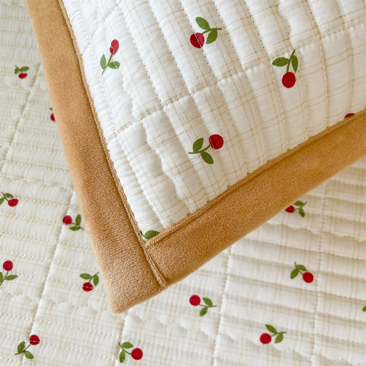 91家纺网 家纺一手货源 找家纺 恒爱家纺 2025新款学生季全棉宝宝绒双面款床护垫 大樱桃