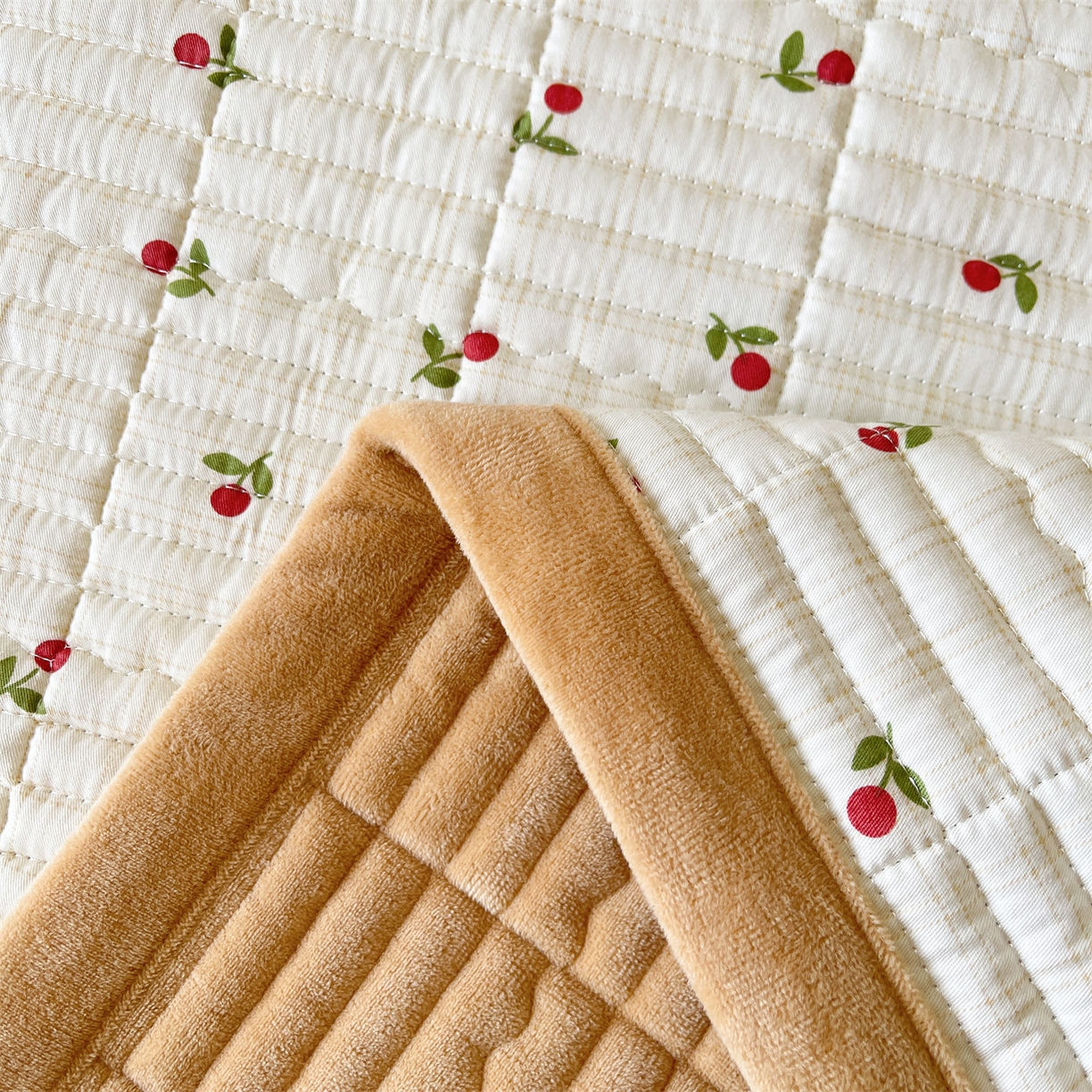 91家纺网 家纺一手货源 找家纺 恒爱家纺 2025新款学生季全棉宝宝绒双面款床护垫 大樱桃