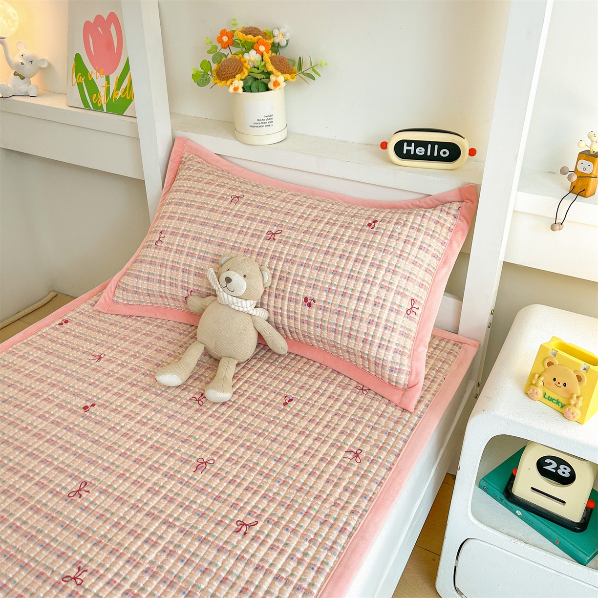 91家纺网 家纺一手货源 找家纺 恒爱家纺 2025新款学生季全棉宝宝绒双面款床护垫 粉糯蝴蝶结