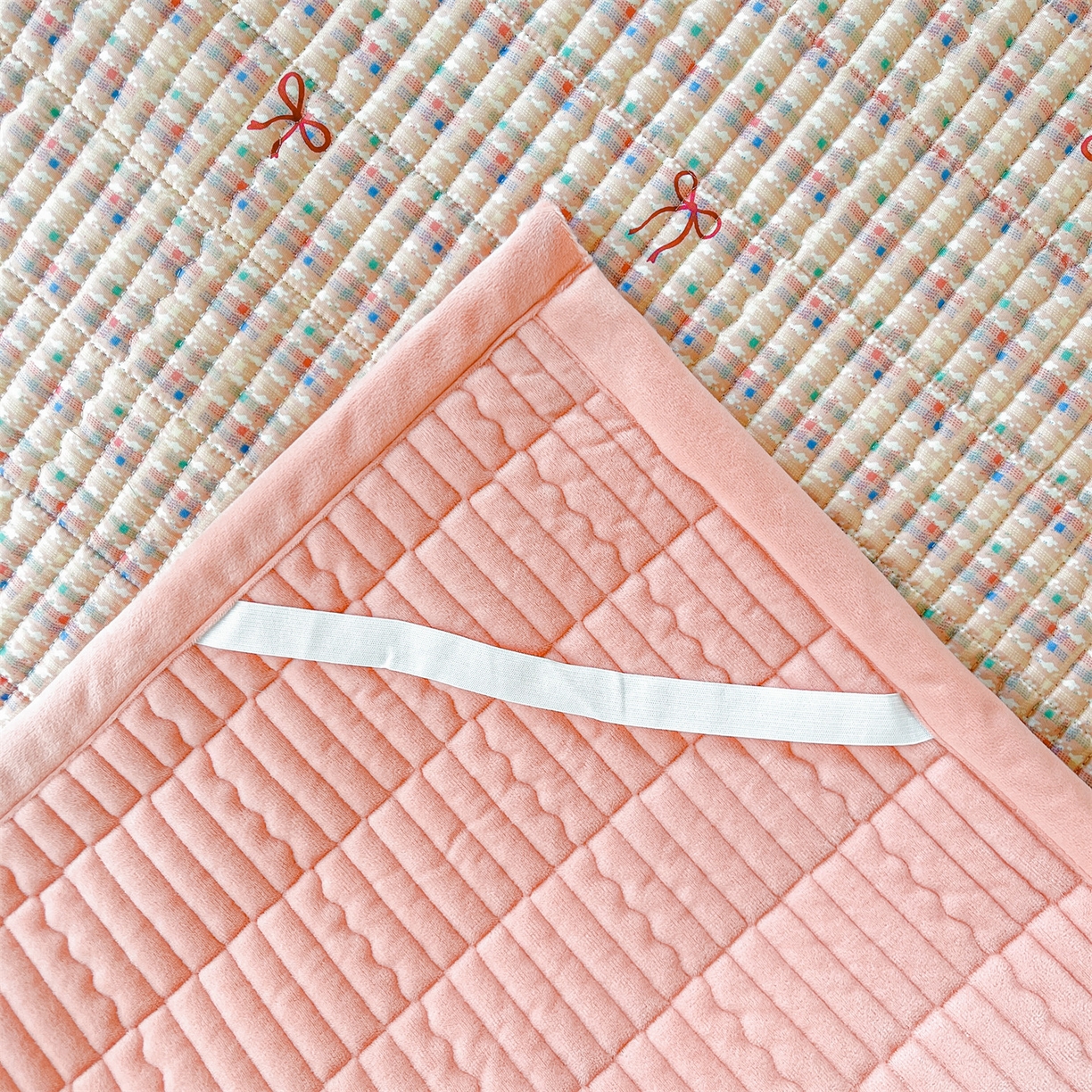 91家纺网 家纺一手货源 找家纺 恒爱家纺 2025新款学生季全棉宝宝绒双面款床护垫 粉糯蝴蝶结