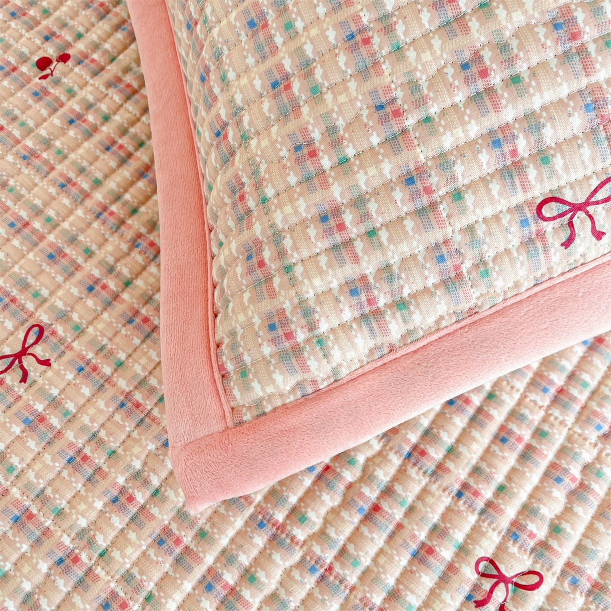 91家纺网 家纺一手货源 找家纺 恒爱家纺 2025新款学生季全棉宝宝绒双面款床护垫 粉糯蝴蝶结