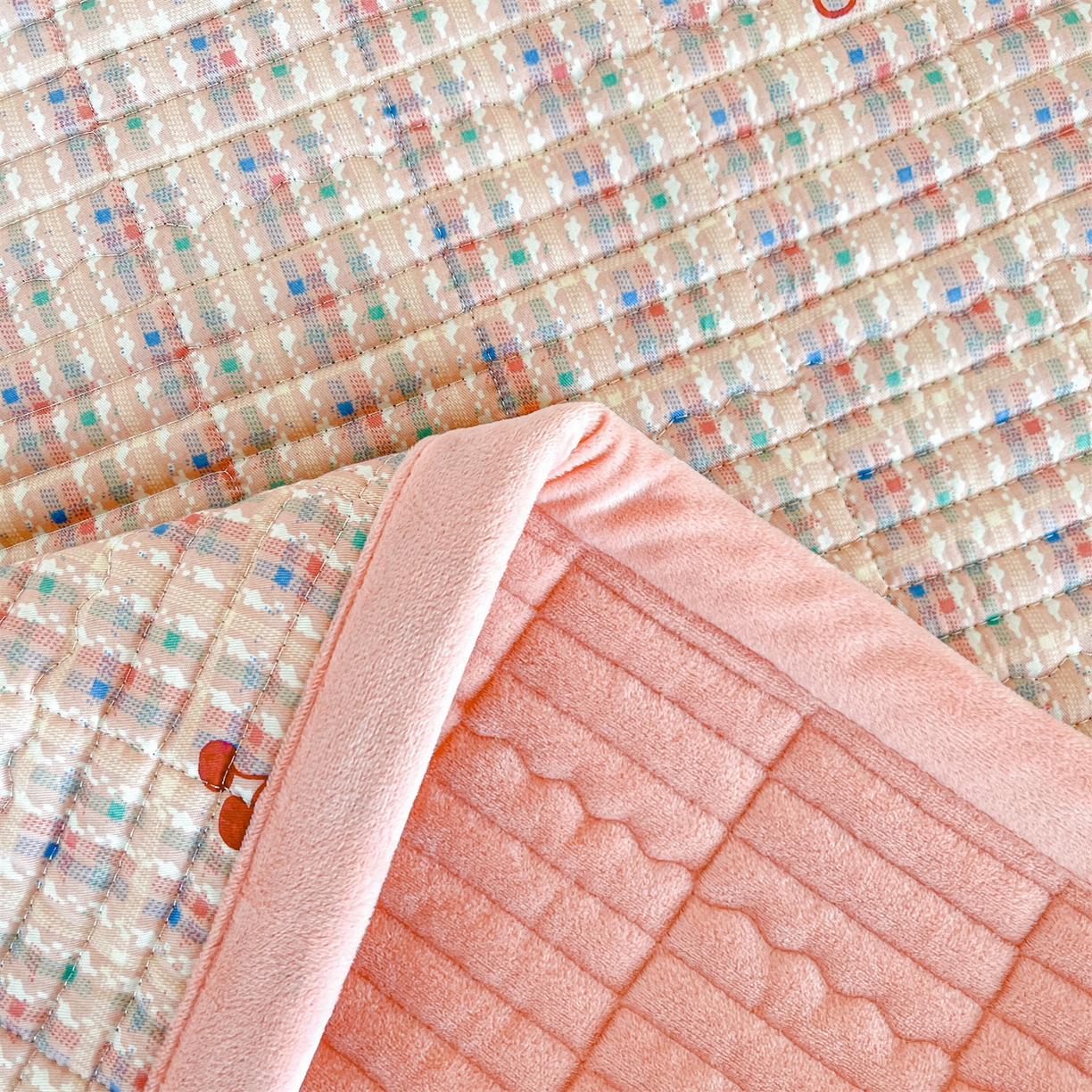 91家纺网 家纺一手货源 找家纺 恒爱家纺 2025新款学生季全棉宝宝绒双面款床护垫 粉糯蝴蝶结